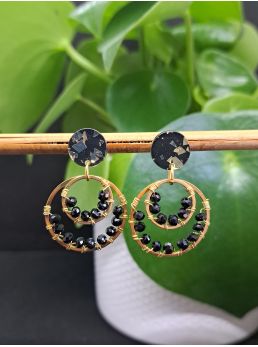 Puces en résine noire et dorée, perles à facettes noires.