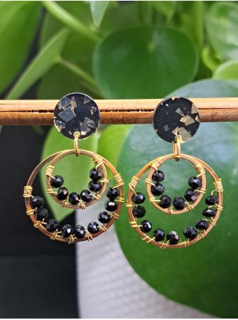 Puces en résine noire et dorée, perles à facettes noires.