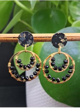 Puces en résine noire et dorée, perles à facettes noires.