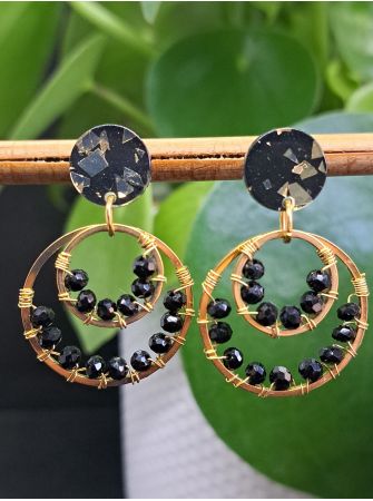 Puces en résine noire et dorée, perles à facettes noires.