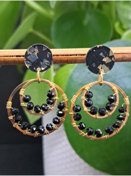 Puces en résine noire et dorée, perles à facettes noires.