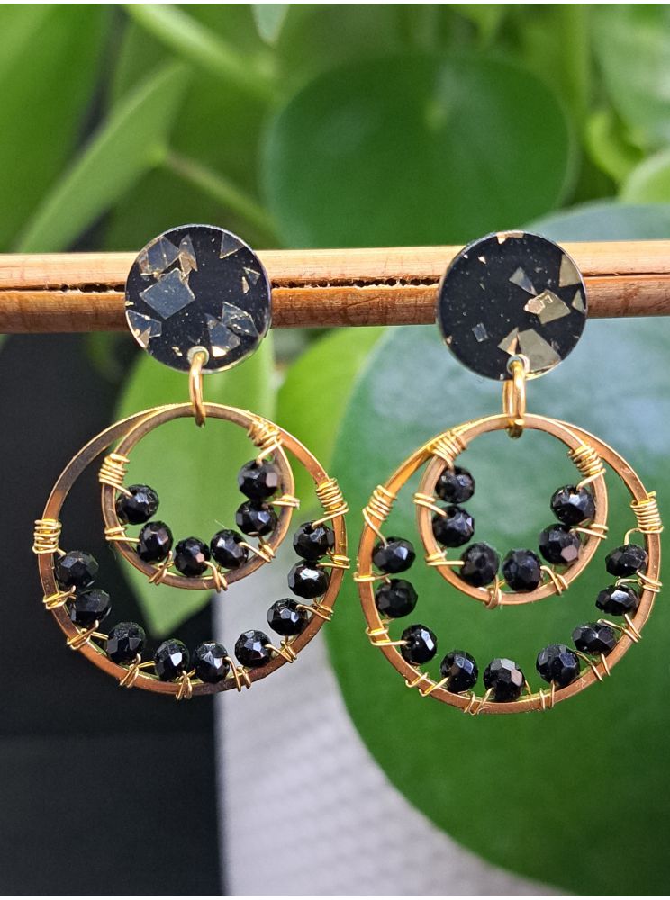 Puces en résine noire et dorée, perles à facettes noires. Puces en résine noire et dorée, perles à facettes noires.