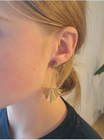 Puces résine dorée et noire, goutte et triangle doré.