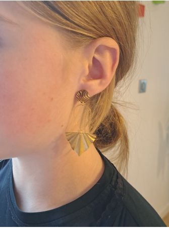 Puces résine dorée et noire, goutte et triangle doré.