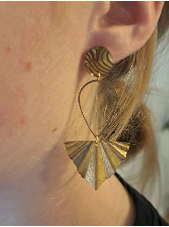 Puces résine dorée et noire, goutte et triangle doré.