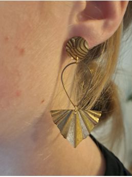 Puces résine dorée et noire, goutte et triangle doré.