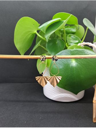 Puces résine dorée et noire, goutte et triangle doré.