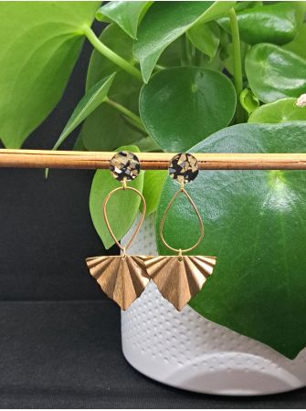 Puces résine dorée et noire, goutte et triangle doré.