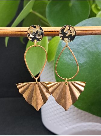 Puces résine dorée et noire, goutte et triangle doré.