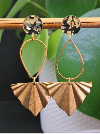 Puces résine dorée et noire, goutte et triangle doré.