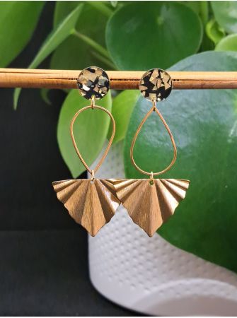 Puces résine dorée et noire, goutte et triangle doré.