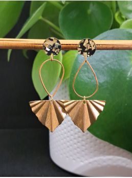 Puces résine dorée et noire, goutte et triangle doré.