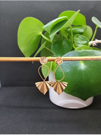 Puces résine zébrée, goutte et triangle doré.