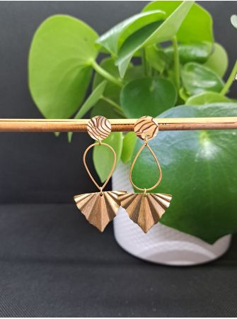 Puces résine zébrée, goutte et triangle doré.