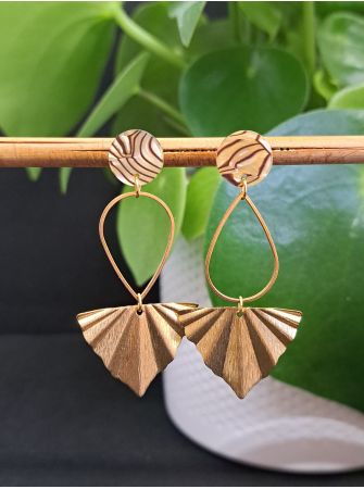 Puces résine zébrée, goutte et triangle doré.