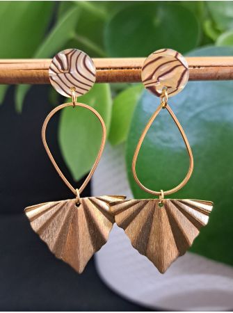 Puces résine zébrée, goutte et triangle doré.