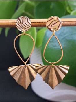 Puces résine zébrée, goutte et triangle doré.