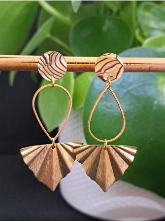 Puces résine zébrée, goutte et triangle doré.