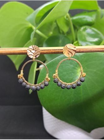 Puces en résine dorée et noire, perles en pierre de lave noire