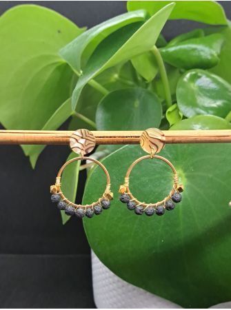 Puces en résine dorée et noire, perles en pierre de lave noire