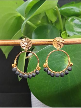 Puces en résine dorée et noire, perles en pierre de lave noire