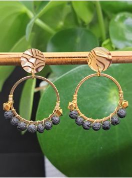 Puces en résine dorée et noire, perles en pierre de lave noire