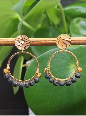 Puces en résine dorée et noire, perles en pierre de lave noire