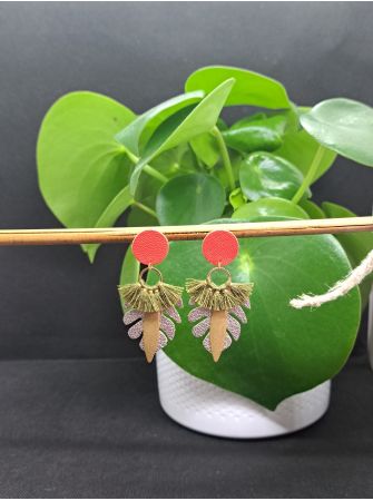 Puces recouverte de cuir rouge, feuille tropicale et pompon.