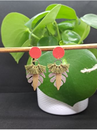 Puces recouverte de cuir rouge, feuille tropicale et pompon.