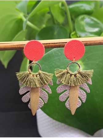 Puces recouverte de cuir rouge, feuille tropicale et pompon.