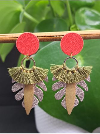 Puces recouverte de cuir rouge, feuille tropicale et pompon.