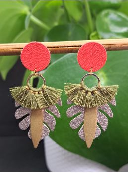Puces recouverte de cuir rouge, feuille tropicale et pompon.