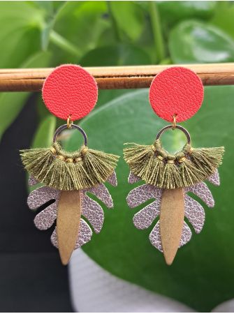 Puces recouverte de cuir rouge, feuille tropicale et pompon.