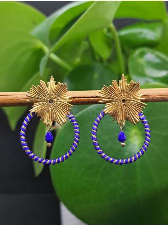 Puces soleil, macramé bleu et doré.