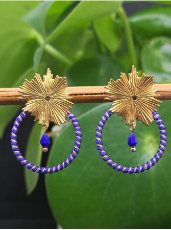 Puces soleil, macramé bleu et doré.