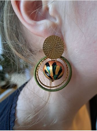 Puces, perles en bois vertes et fil rose