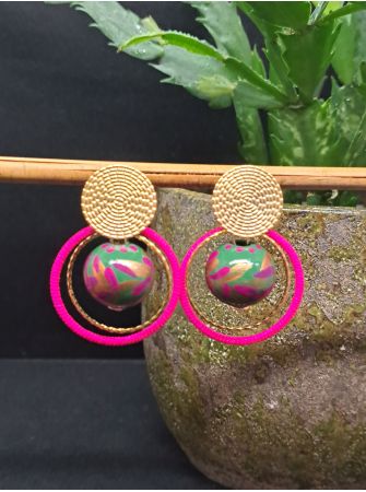 Puces, perles en bois vertes et fil rose