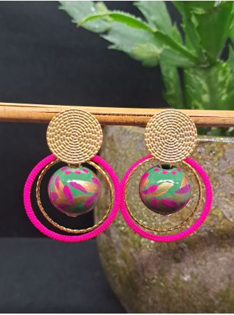 Puces, perles en bois vertes et fil rose