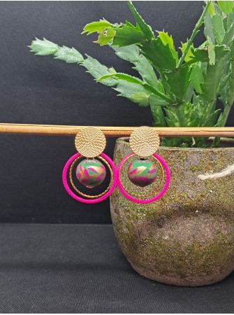 Puces, perles en bois vertes et fil rose