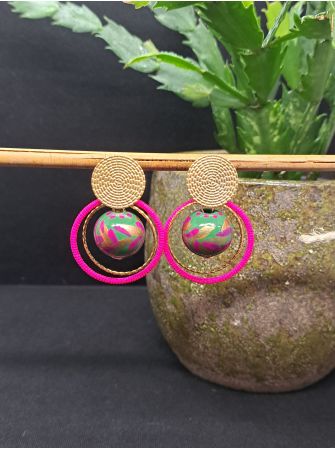 Puces, perles en bois vertes et fil rose