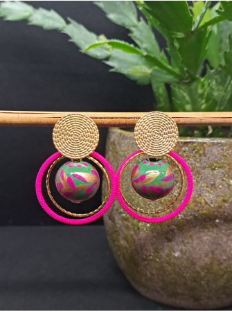 Puces, perles en bois vertes et fil rose