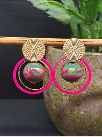 Puces, perles en bois vertes et fil rose