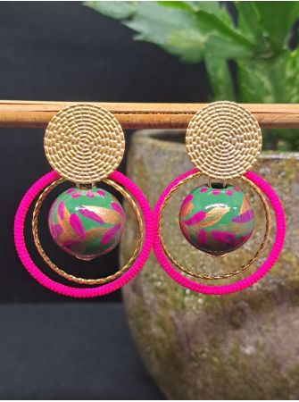 Puces, perles en bois vertes et fil rose