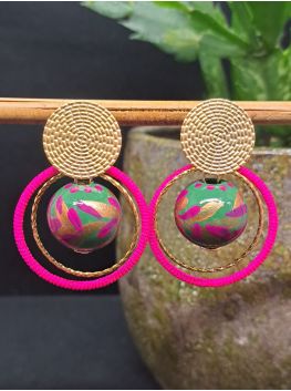 Puces, perles en bois vertes et fil rose