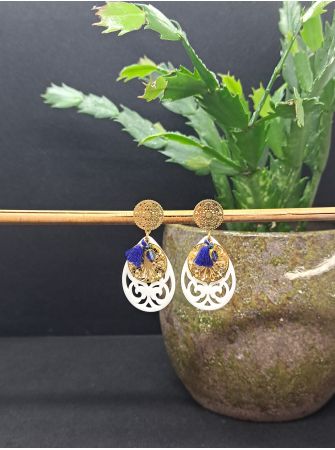 Puce rosace, pampille filigrane blanc ivoire, pompon et perle bleu.