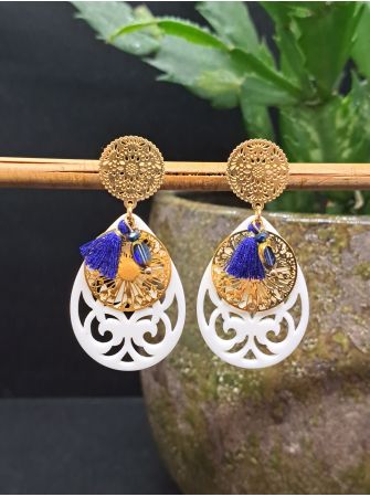 Puce rosace, pampille filigrane blanc ivoire, pompon et perle bleu.