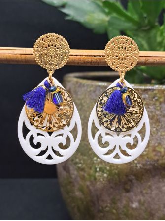 Puce rosace, pampille filigrane blanc ivoire, pompon et perle bleu.