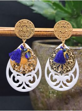 Puce rosace, pampille filigrane blanc ivoire, pompon et perle bleu.