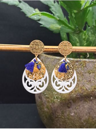 Puce rosace, pampille filigrane blanc ivoire, pompon et perle bleu.