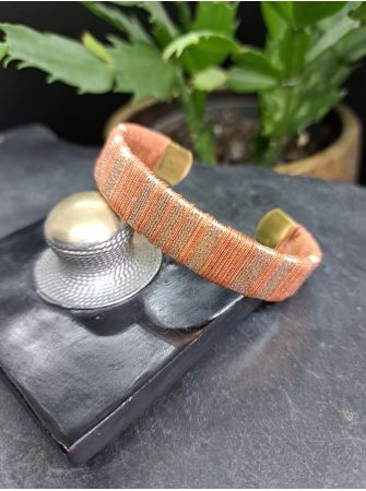 Manchette moyenne marron et cuivré.